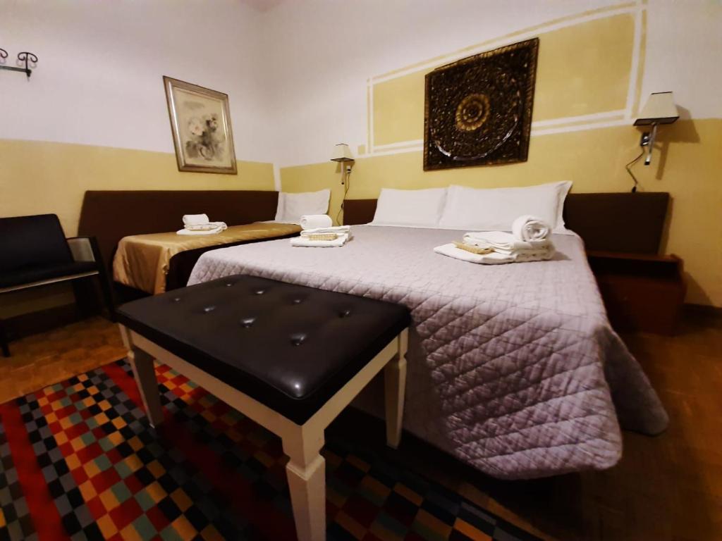 Cette chambre comprend 2 lits et une table. dans l'établissement Locazione Turistica Cittadella, à Vérone