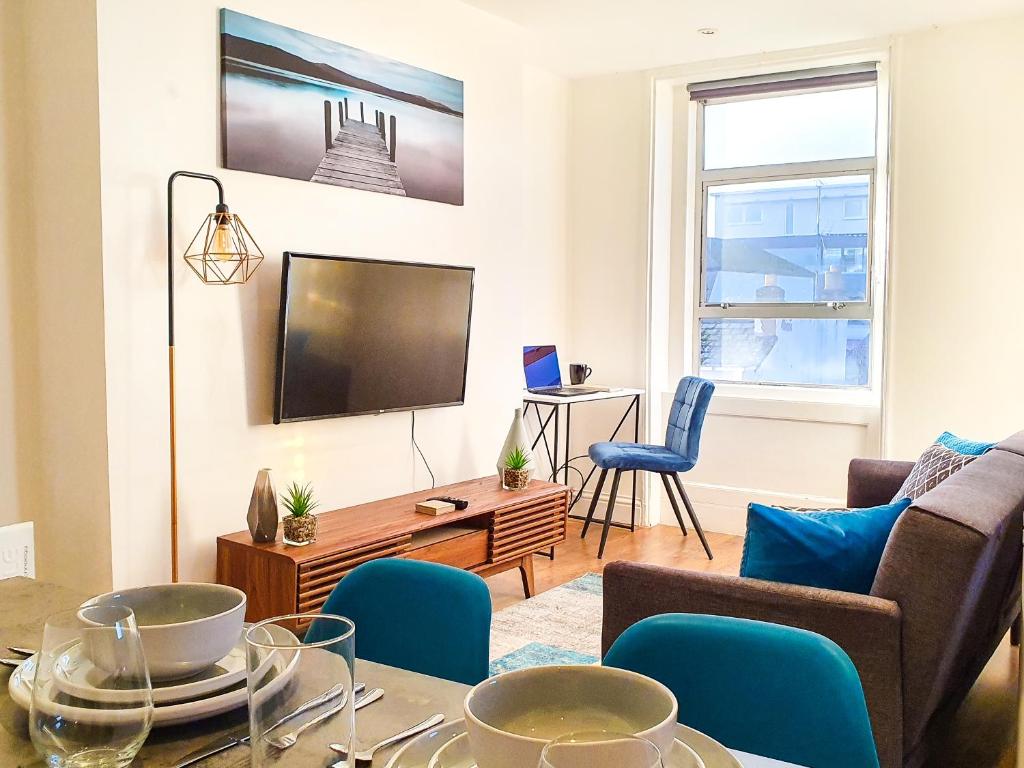 TV a/nebo společenská místnost v ubytování Charming Central Apartment with King Bed and Netflix