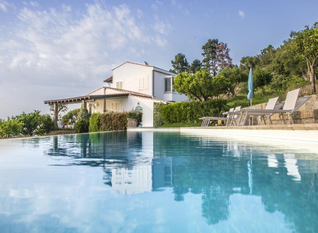 カーポ・ドルランドにあるVilla Lauraの家の前のプール