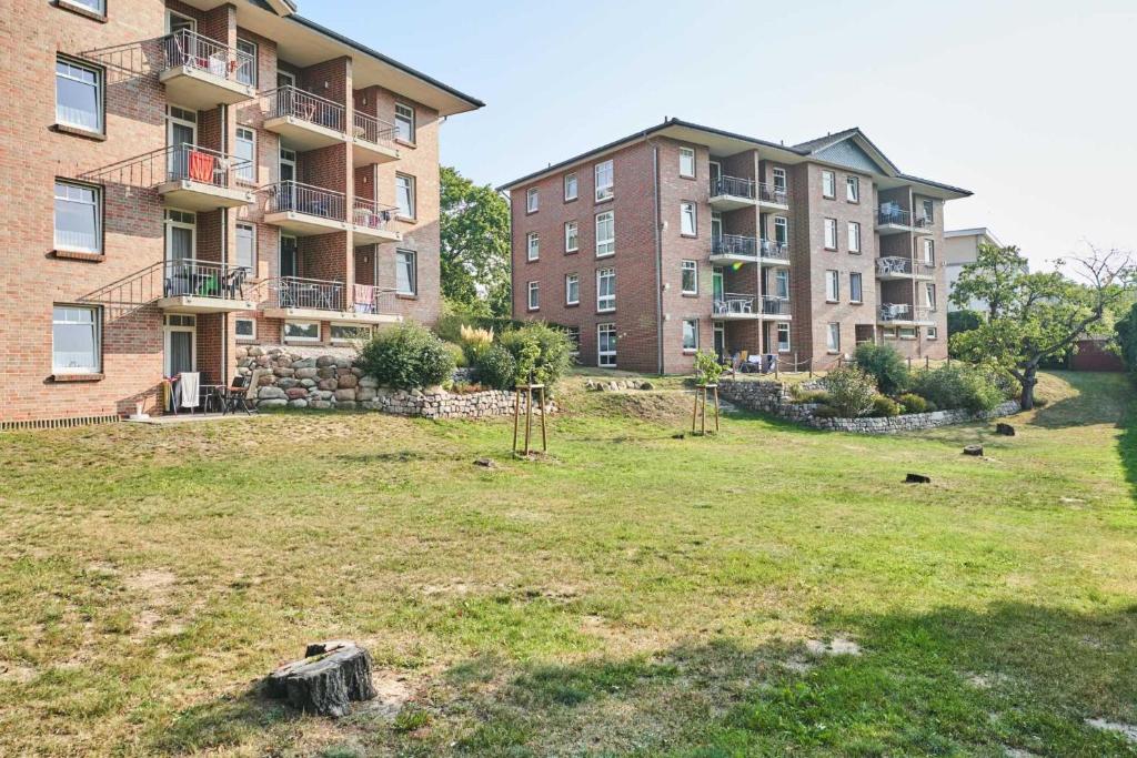 ein großes Grasfeld vor einem Gebäude in der Unterkunft Haus Roland Wohnung 11 in Zinnowitz