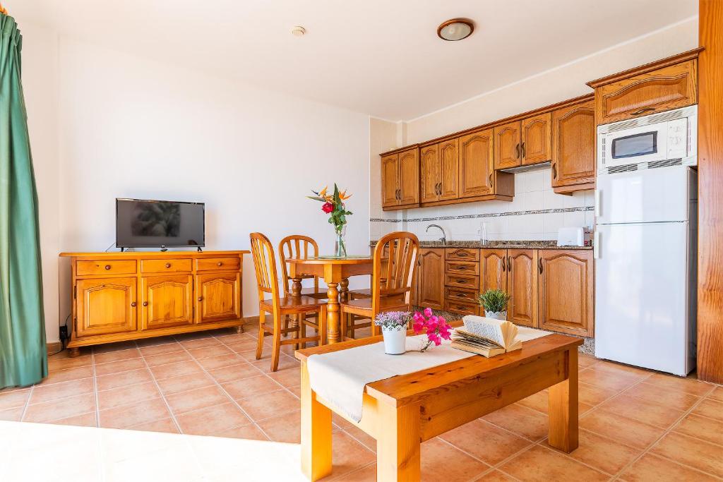 Kuchyň nebo kuchyňský kout v ubytování Apartamentos los Quiqueres