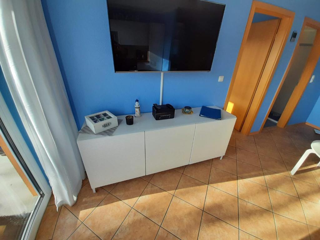 TV a/nebo společenská místnost v ubytování Ferienwohnungen ÜckeRitz mit PKW Stellplatz bei Familie Habben-Hollander