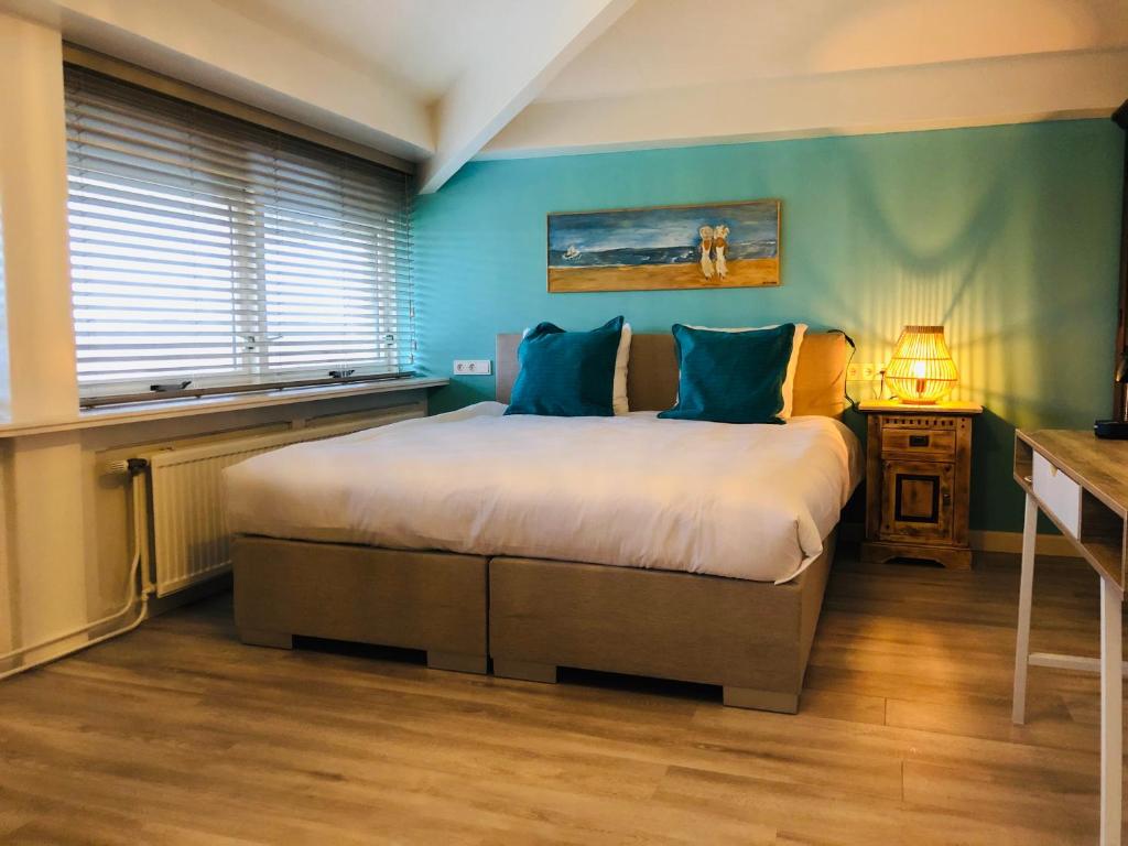 Postel nebo postele na pokoji v ubytování Strandlogement Om de Noord