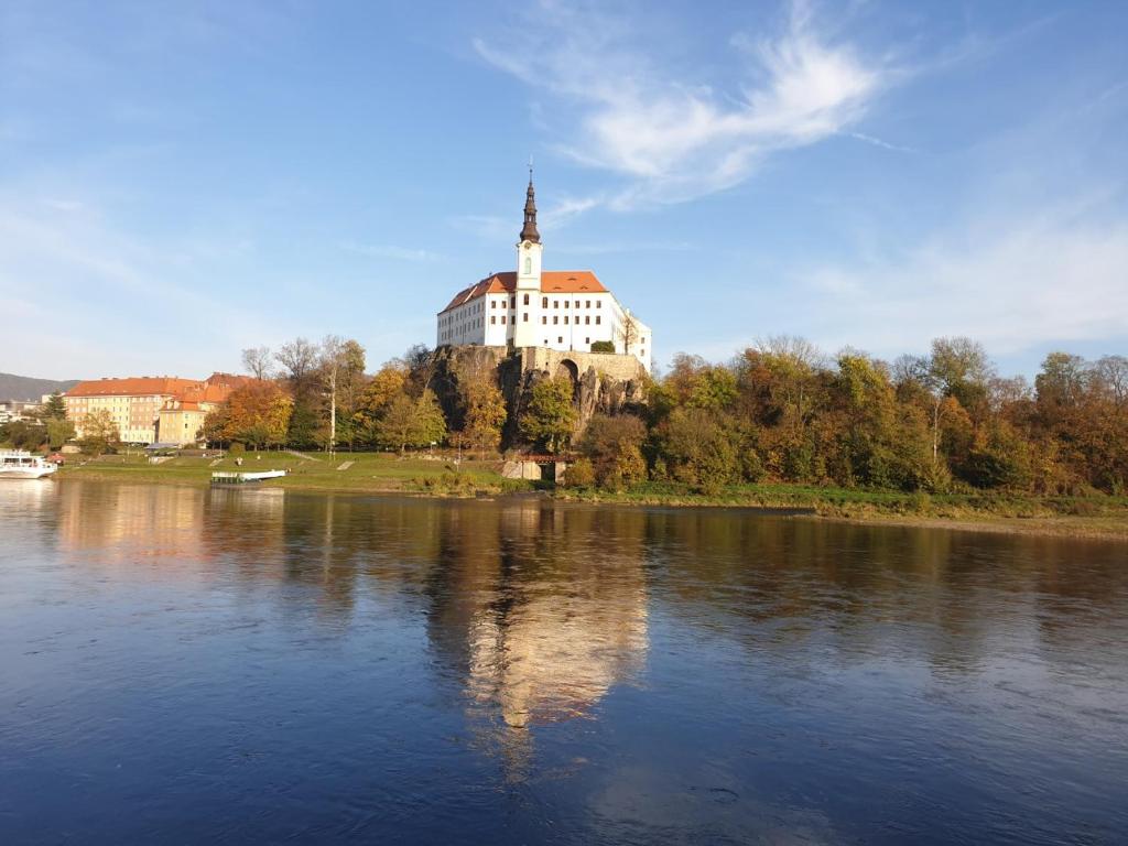 Výhled na řeku, která protéká v blízkosti bed and breakfast
