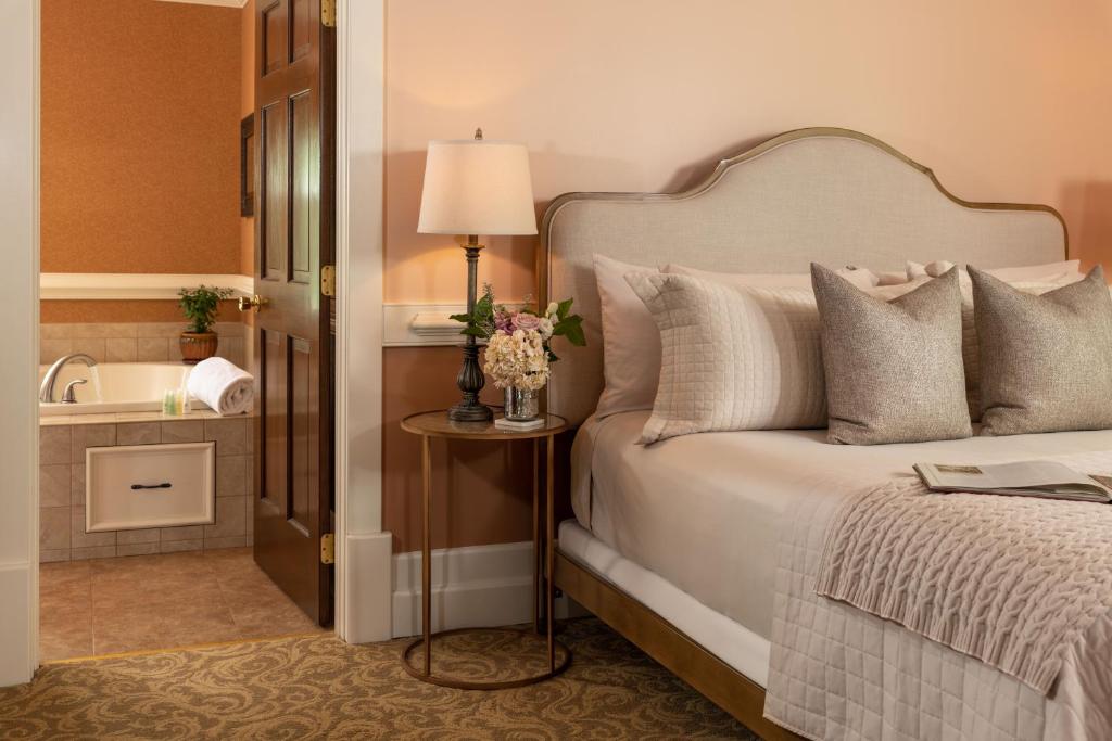 The Jacqueline House - King Room Met Spa -bad