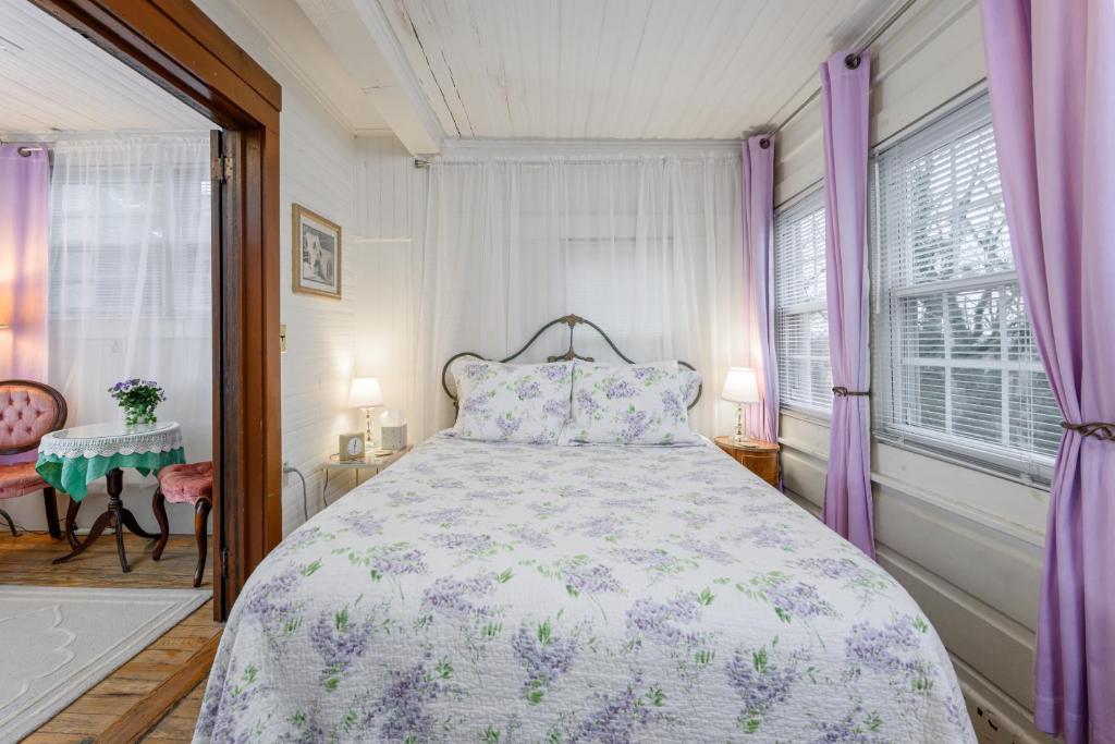 Oakland Cottage Bed and Breakfast - Queen Room # 4