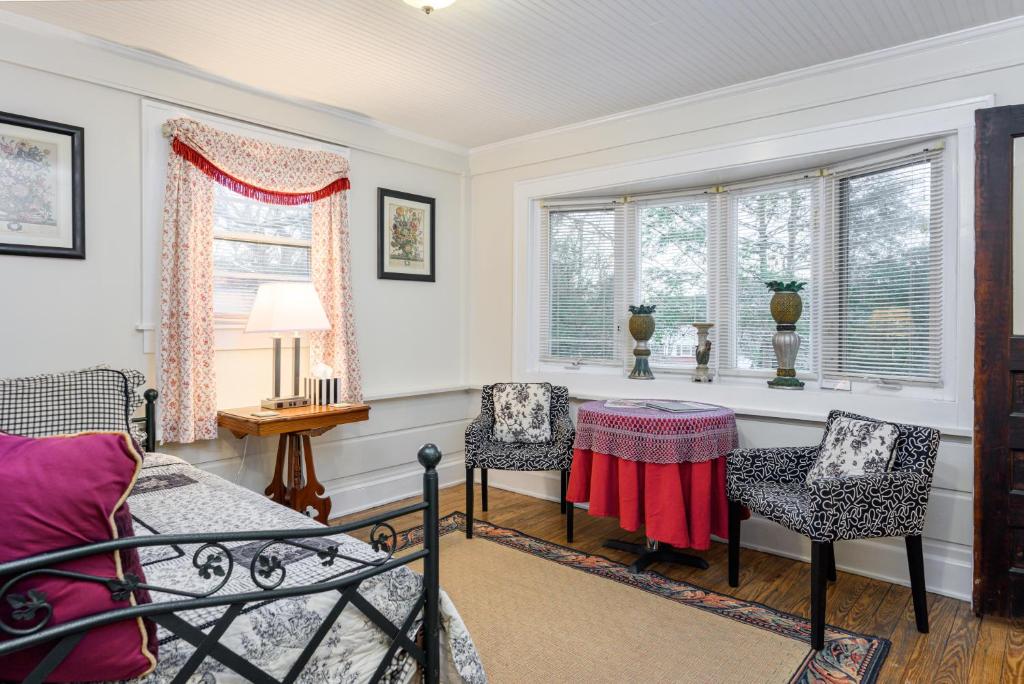 Oakland Cottage Bed and Breakfast - King Room # 6