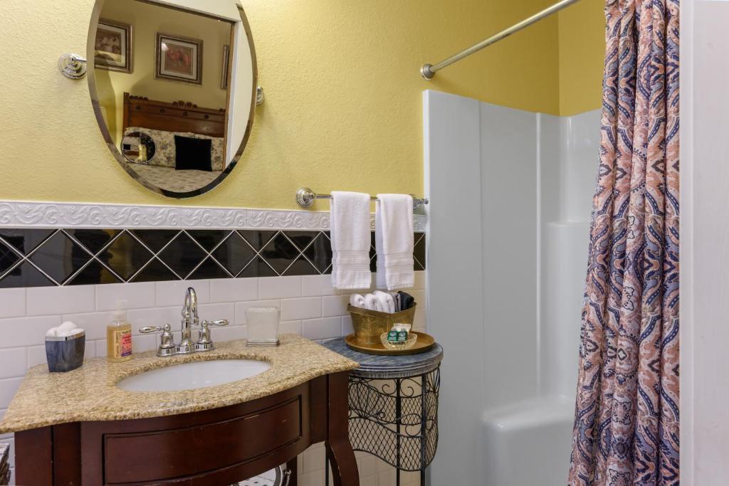 Oakland Cottage Bed and Breakfast - Queen Room # 3