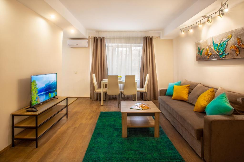 sala de estar con sofá y mesa en Квартира поруч із Палацом Україна та Ocean Plaza, en Kiev