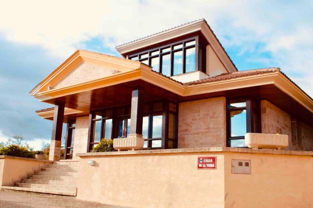 una casa que está sentada en la parte superior de un edificio en Chalet Individual con bodega, en el corazón de La Rioja en Gimileo