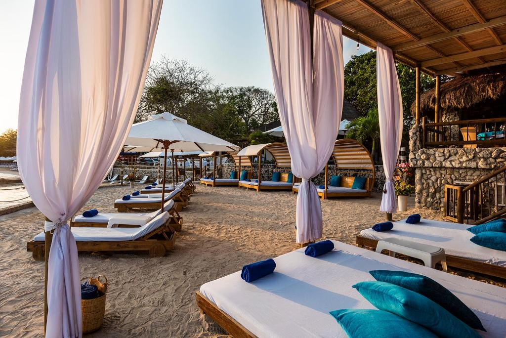 Bazén v ubytování Hotel Isla del Encanto nebo v jeho okolí