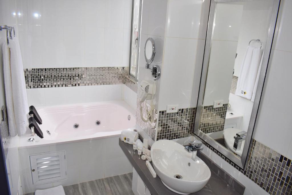 Koupelna v ubytování Luma Plaza Hotel