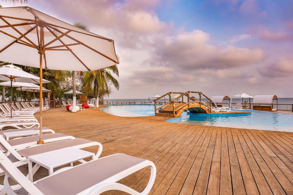 Bazén v ubytování Hotel Isla del Encanto nebo v jeho okolí