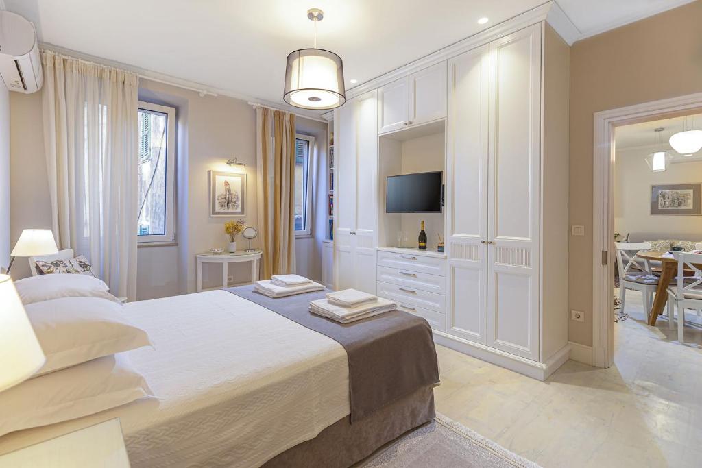- une chambre avec un grand lit et une télévision dans l'établissement Palazzino Leone - Corfu Old Town Liston Deluxe Apartment, à Corfou