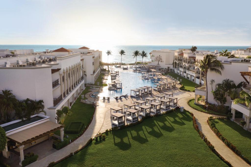 una vista aérea de un complejo con piscina en Hilton Playa del Carmen, an All-Inclusive Adult Only Resort en Playa del Carmen