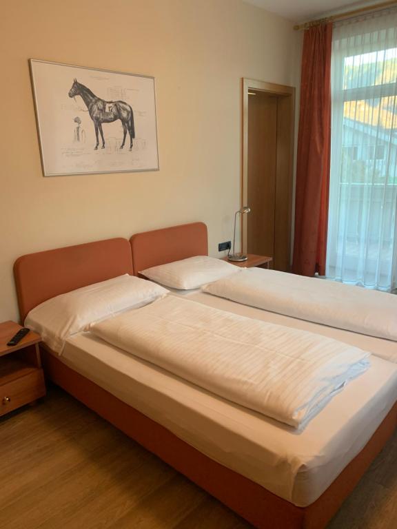 Postel nebo postele na pokoji v ubytování Albergo Cavallino s'Rössl