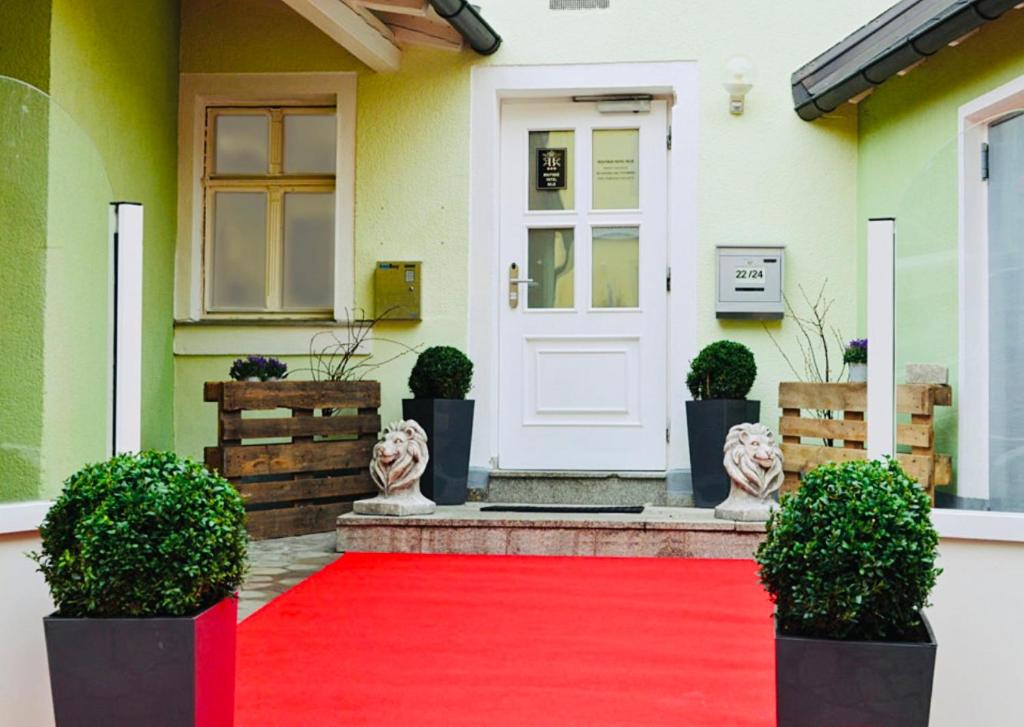 una casa con una alfombra roja delante de la puerta en Boutique Hotel Selb, en Selb
