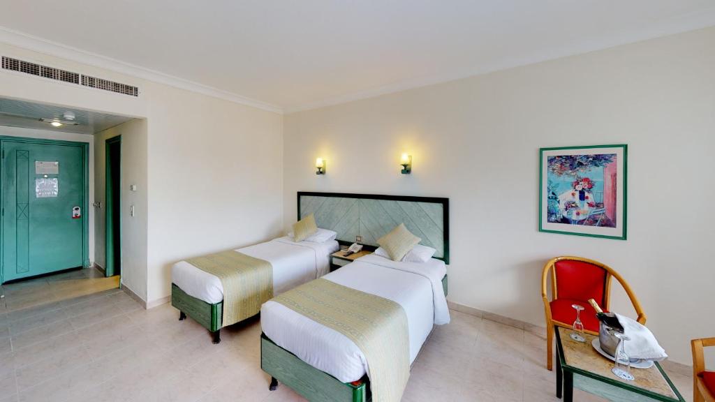 Postel nebo postele na pokoji v ubytování Falcon Hills Hotel
