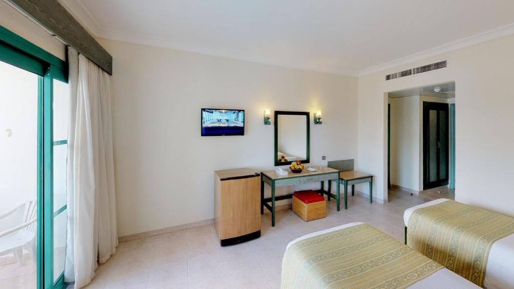 TV a/nebo společenská místnost v ubytování Falcon Hills Hotel