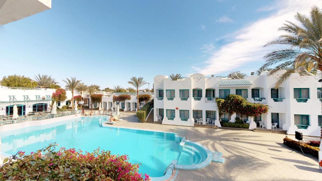 Bazén v ubytování Falcon Hills Hotel nebo v jeho okolí