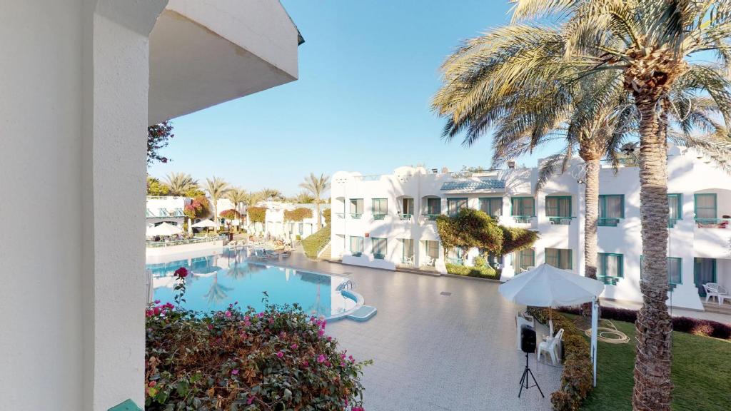 Bazén v ubytování Falcon Hills Hotel nebo v jeho okolí