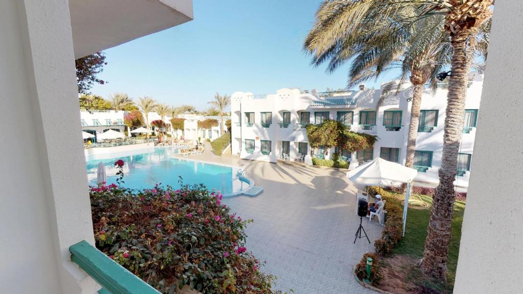 Bazén v ubytování Falcon Hills Hotel nebo v jeho okolí