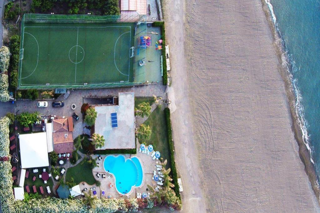 - une vue aérienne sur un terrain de football et l'océan dans l'établissement Il Geranio, à Acquedolci