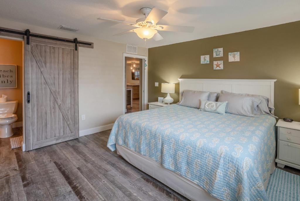 En eller flere senge i et værelse på Sunset Chateau Beach Front Condo Star5Vacations
