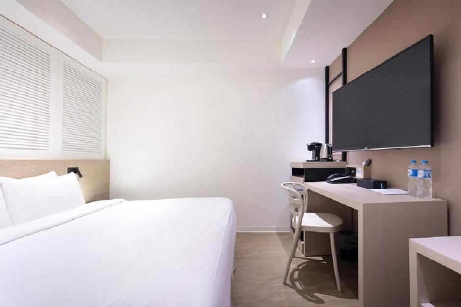 TV a/nebo společenská místnost v ubytování KEEBE Hotel