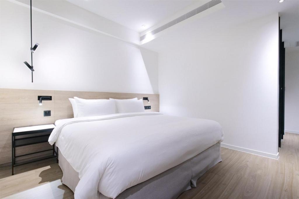Postel nebo postele na pokoji v ubytování KEEBE Hotel