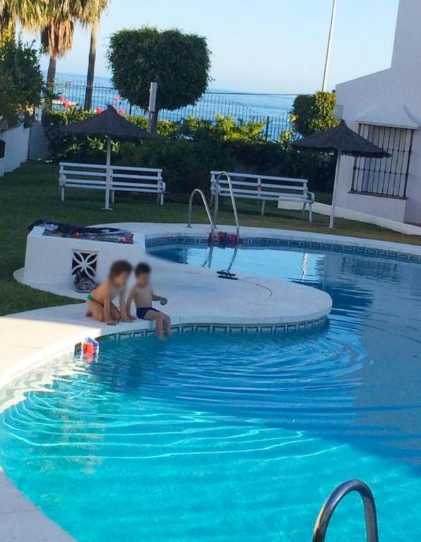 two children are playing in a swimming pool at Casa Las Toro Playa in Chilches