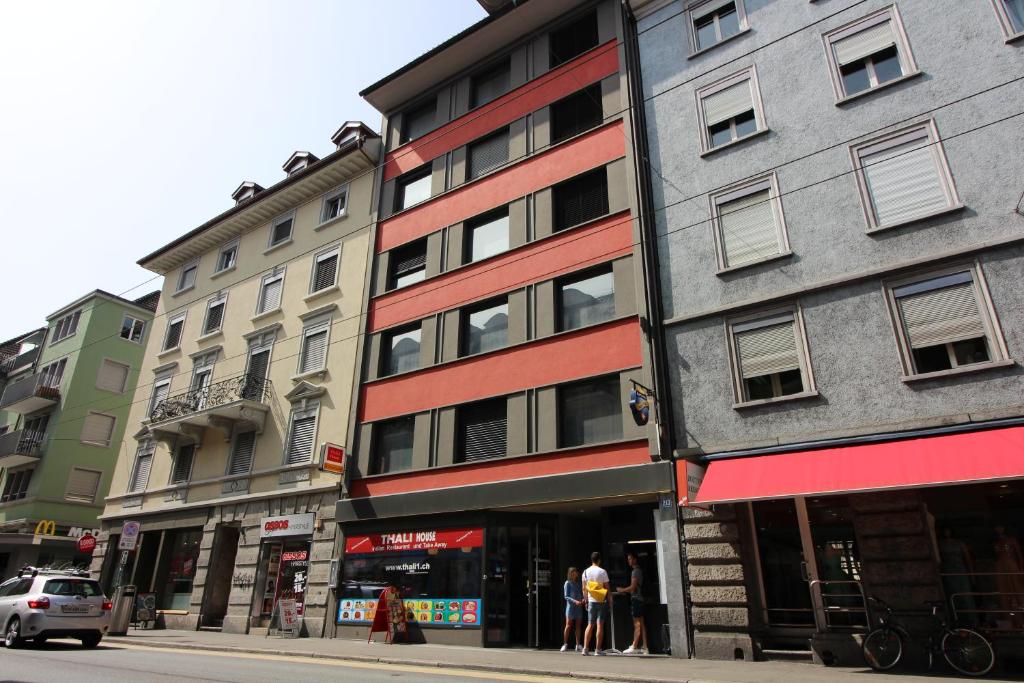 un groupe de bâtiments dans une rue urbaine dans l'établissement Swiss Star Longstreet - Self Check-In, à Zurich