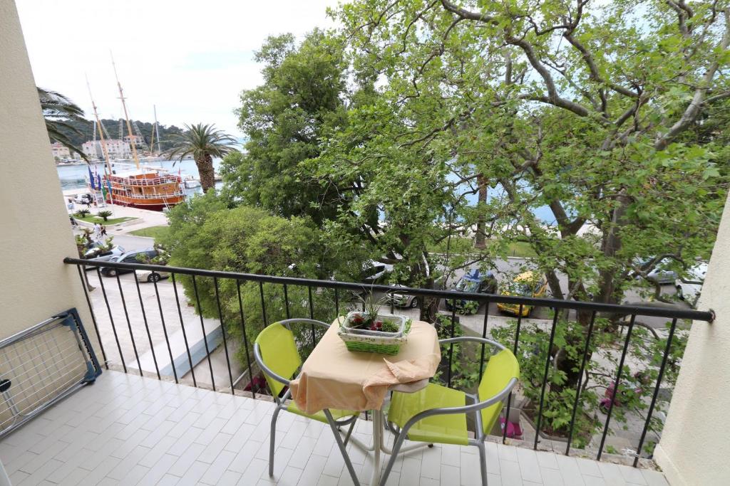 a balcony with a table and chairs on a balcony at Apartment JoviZ - 20m from the sea in Makarska