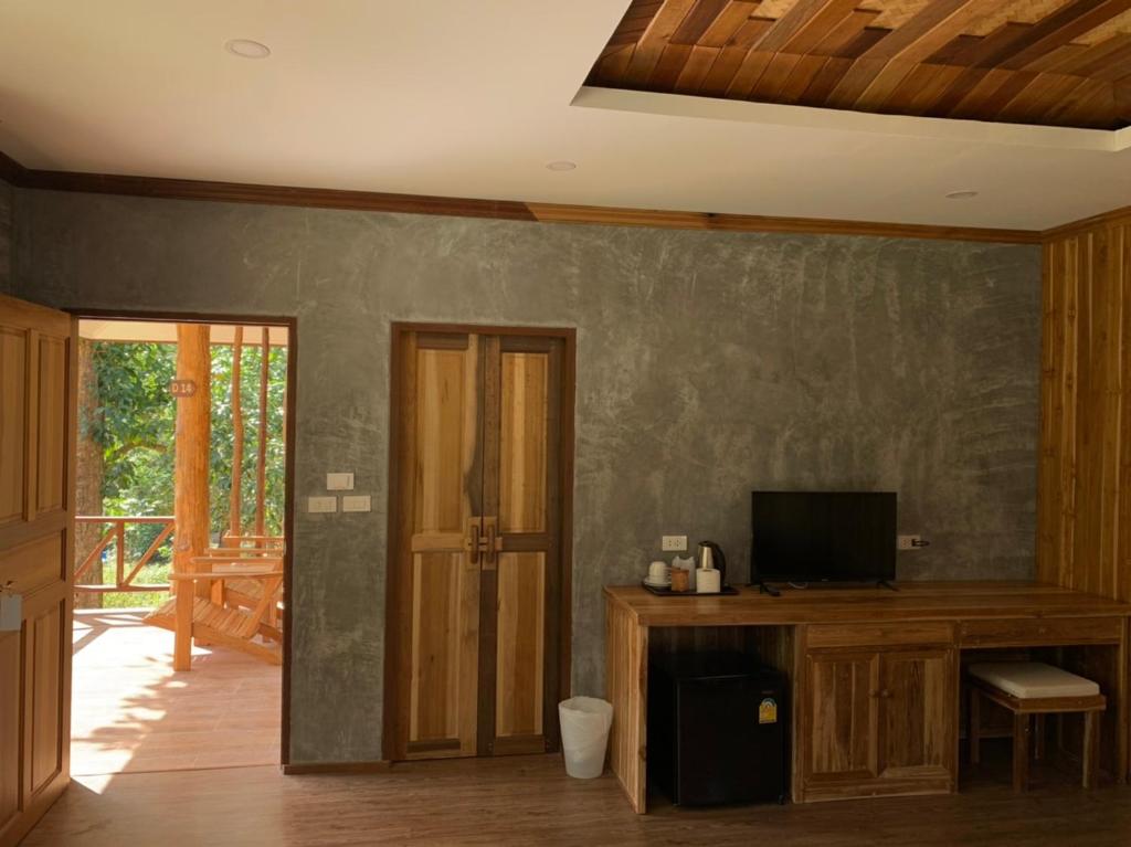 TV a/nebo společenská místnost v ubytování Thiwson Beach Resort - SHA Extra Plus