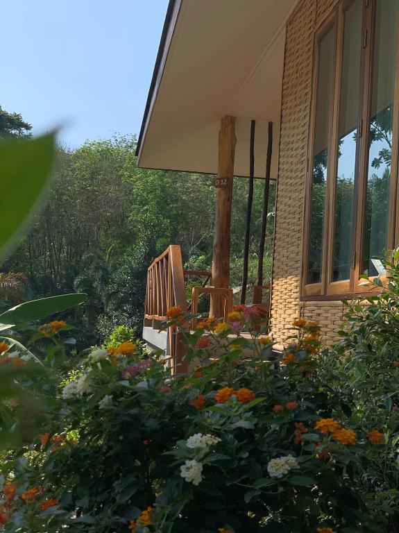 Zahrada ubytování Thiwson Beach Resort - SHA Extra Plus