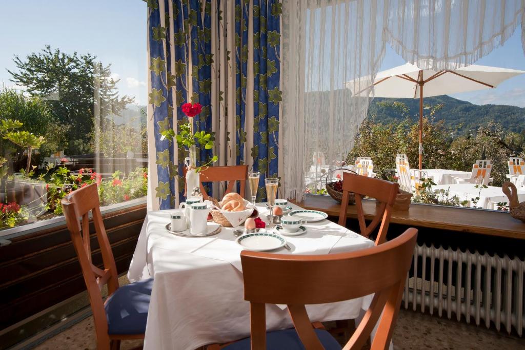 Ein allgemeiner Bergblick oder ein Berglick von des Bed & Breakfasts aus