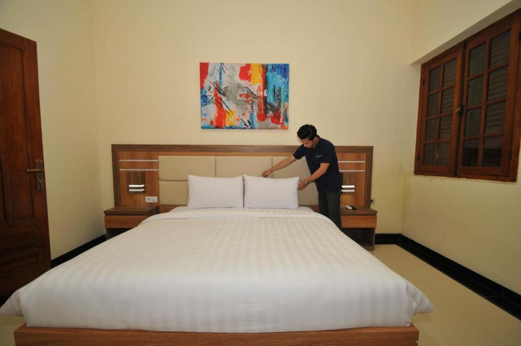 Postel nebo postele na pokoji v ubytování Musafir Guest House Syariah