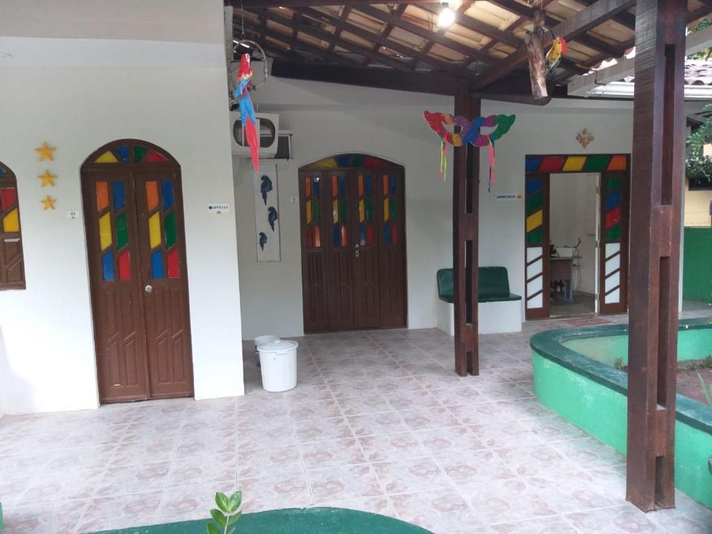 ein Zimmer mit drei Türen und einem Pool darin in der Unterkunft Pousada Bromelias Imbassai in Imbassai