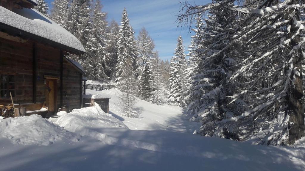 Almhütte Chalet HIRSCHFISCH durante l'inverno
