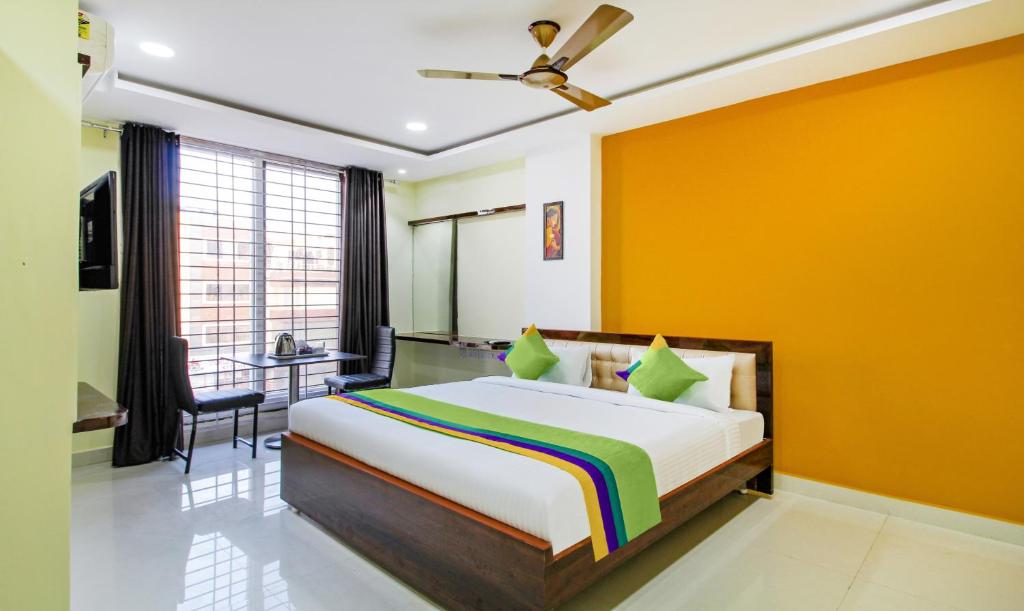 - une chambre d'hôtel avec un lit et un bureau dans l'établissement Itsy By Treebo - D'Comfort Inn, à Hyderabad