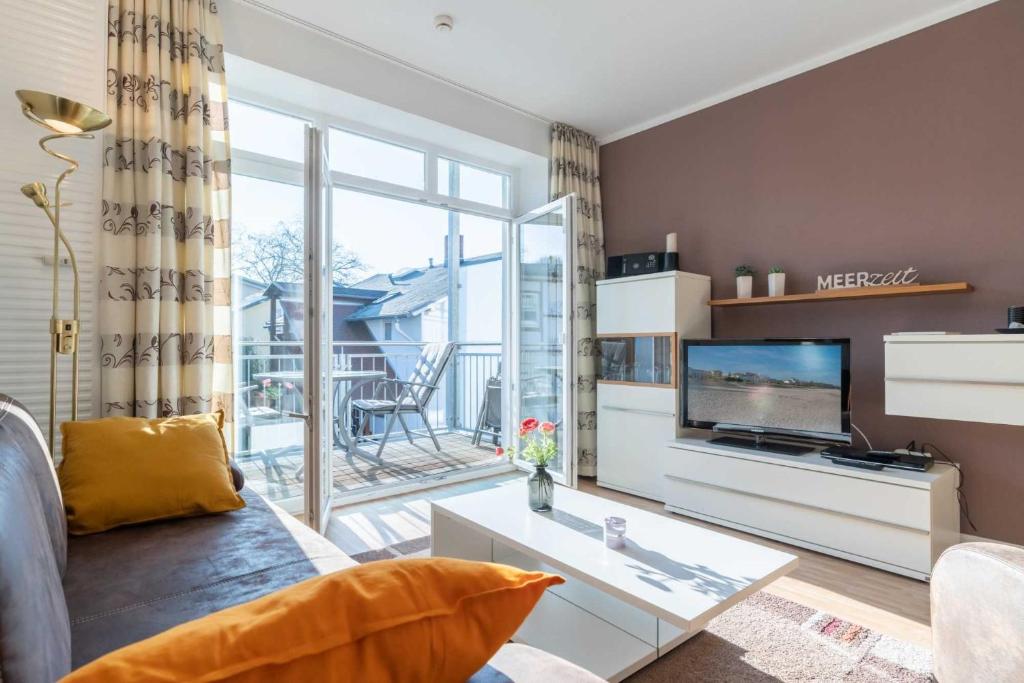 een woonkamer met een bank en een tv bij Villa Marin Wohnung 15 in Zinnowitz