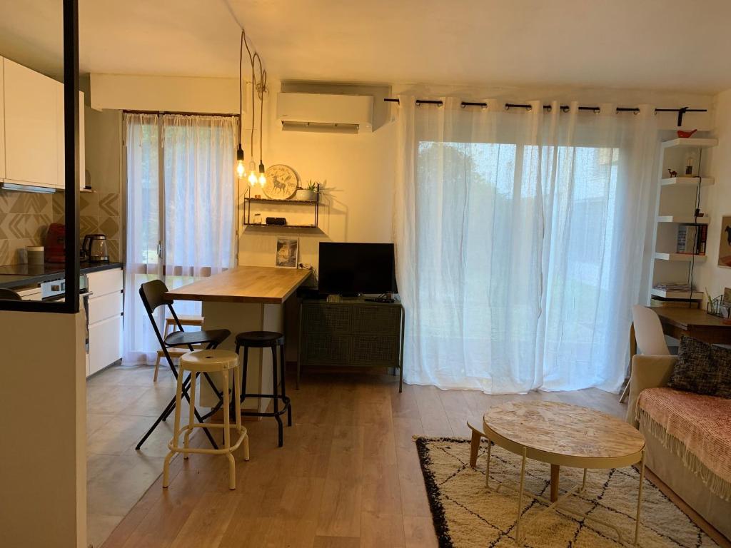 T2 cosy 70s - One-Bedroom Apartment
