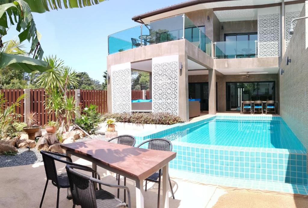 un'immagine di una casa con piscina di The Pearl Luxury Pool Villas a Ko Chang