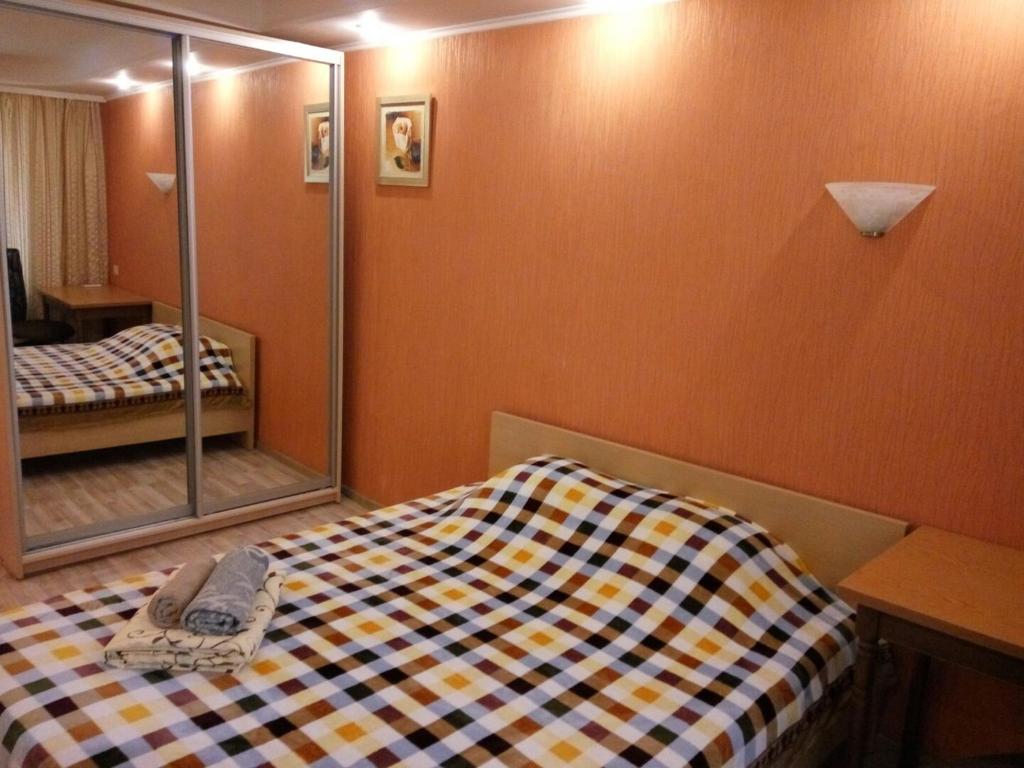 a small room with a bed and a mirror at Квартира рядом з Дрім_тауном , Оболонь (146) in Kyiv