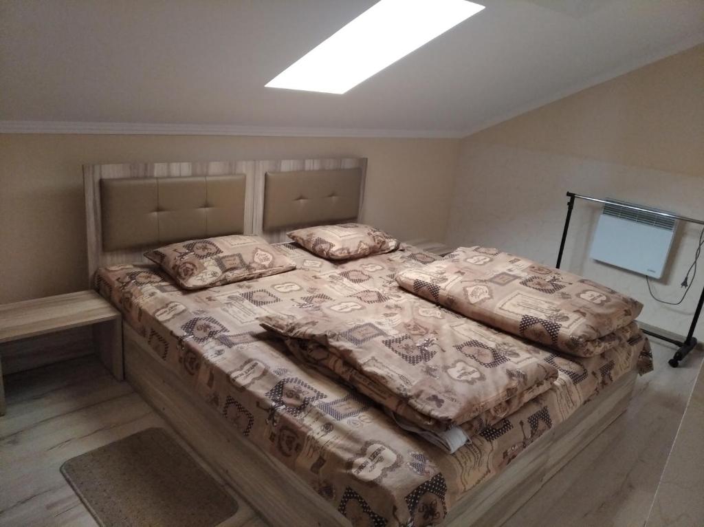 1 dormitorio con 1 cama grande en una habitación en Згадка, en Truskavets