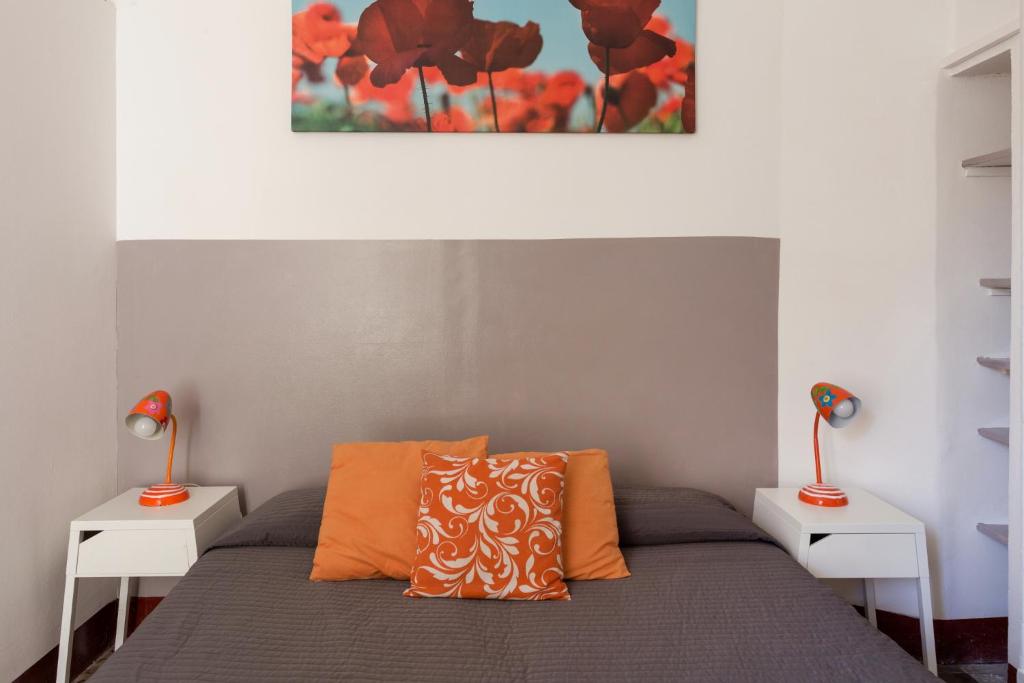Uma cama ou camas num quarto em Da Gianni e Lucia Rooms with bathroom in the city center