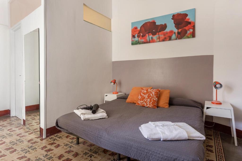 Uma cama ou camas num quarto em Da Gianni e Lucia Rooms with bathroom in the city center