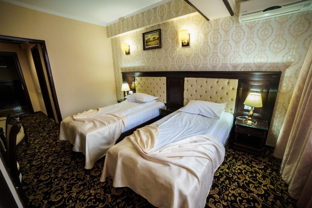 Postel nebo postele na pokoji v ubytování Grand Hotel Orient Braila