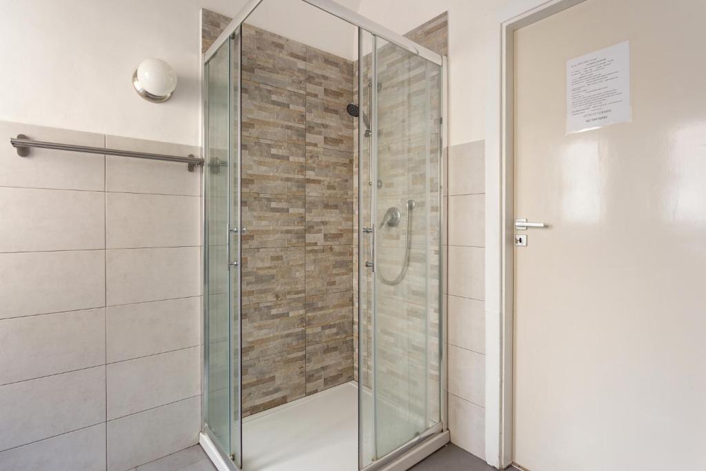 Uma casa de banho em Da Gianni e Lucia Rooms with bathroom in the city center