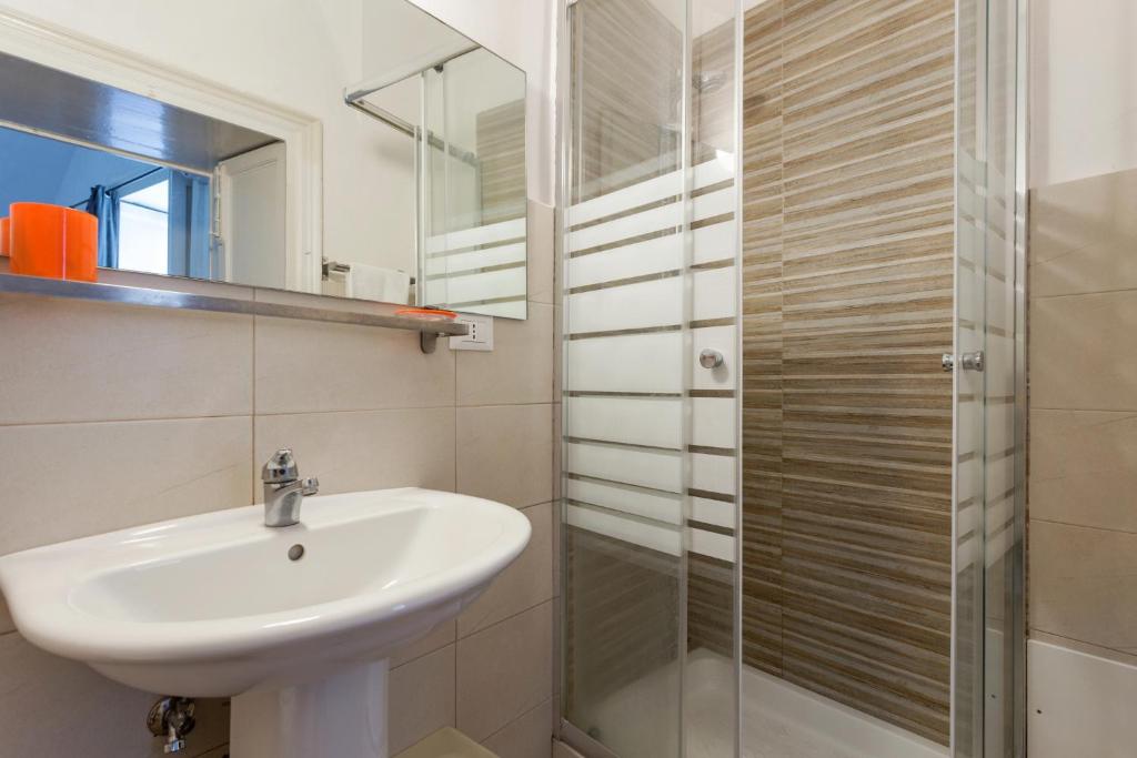 um banheiro com pia e chuveiro em Da Gianni e Lucia Rooms with bathroom in the city center em Catânia